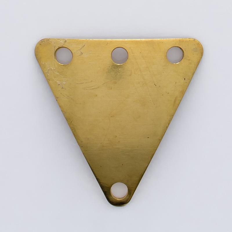 Triângulo invertido abaulado com 4 furos 15,29mmx15,27mm